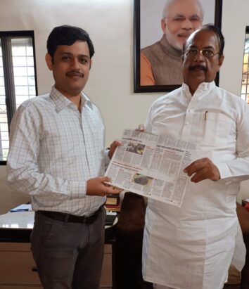लोकसत्ता पेपरच्या पहिल्या पानावर आलेली बातमी आदरणीय किसन जी कथोरे साहेबाना दाखवताना
