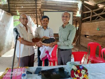 माननीय अधिवक्ता गणेश हिंगमिरे जी यांना बदलापूर जांभूळ फळांचे sample तपासणी साठी सुपूर्द करताना. सोबत श्री. मोहन जोशी जी